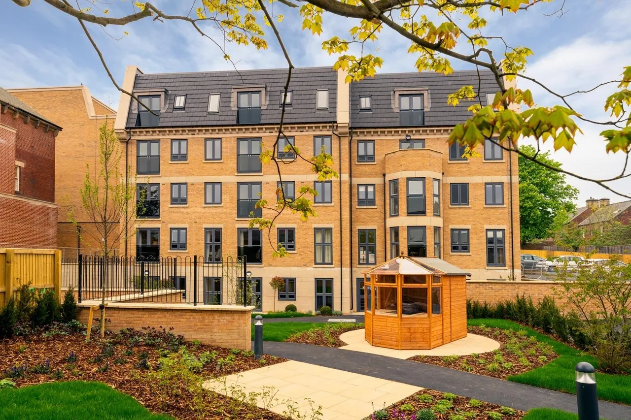 2 bed flat to rent — Berneslai Close, Barnsley