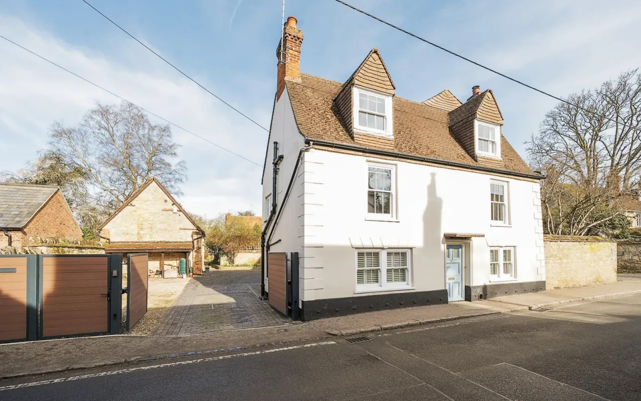 4 bed house for sale — High Street, Harrold, Bedford