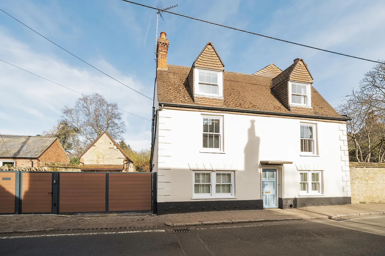 High Street, Harrold, photo 25
