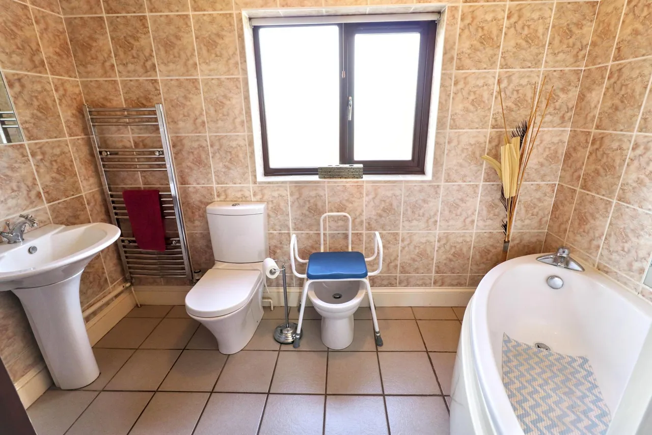 Main Road, Quadring, PE11, photo 13