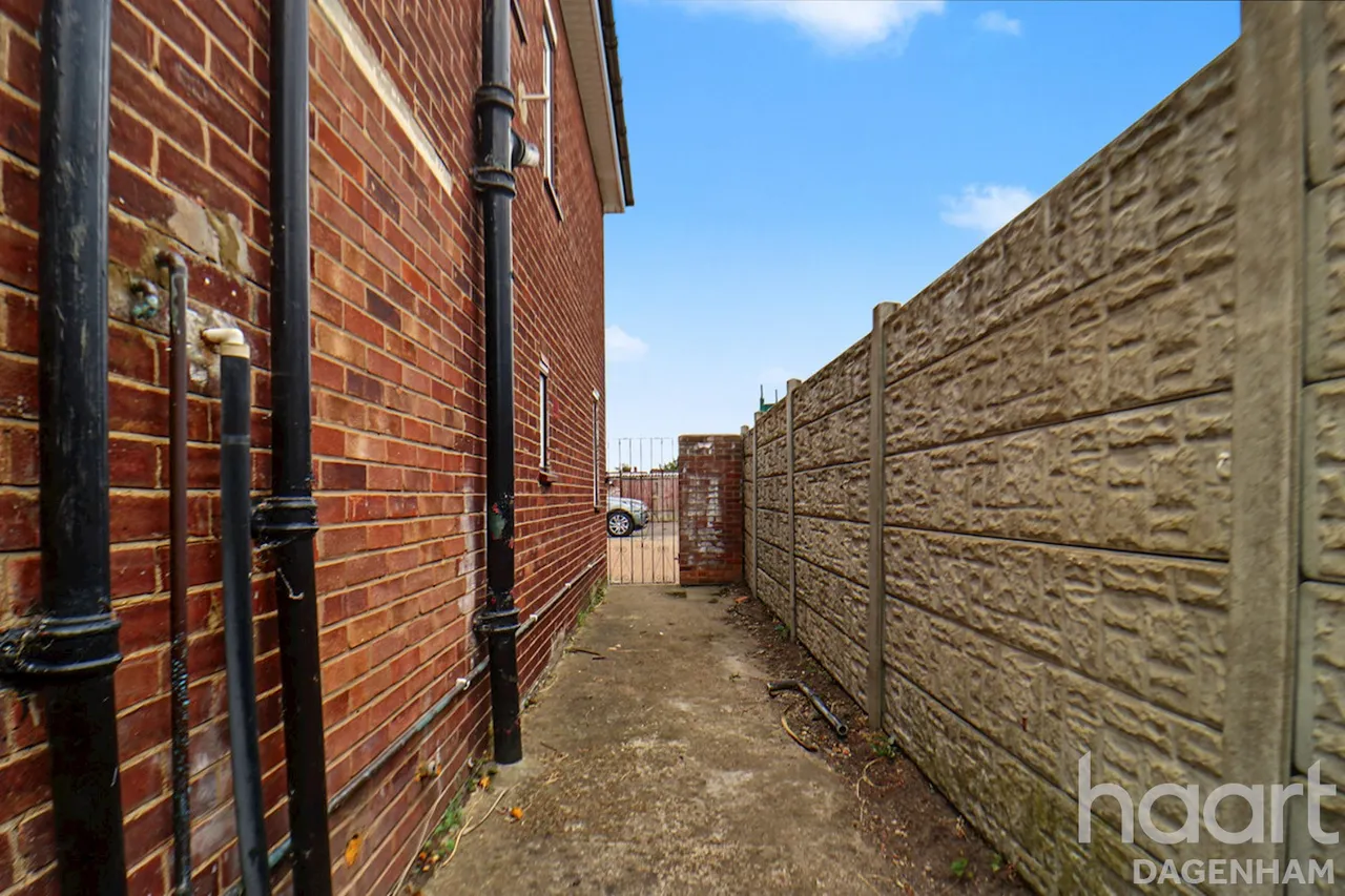 Lawrence Crescent, Dagenham, RM10, photo 10