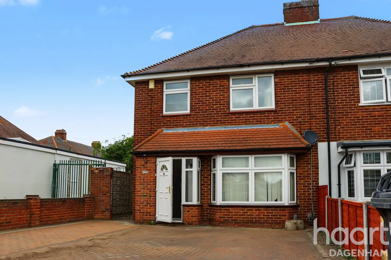 Lawrence Crescent, Dagenham, RM10, photo 22