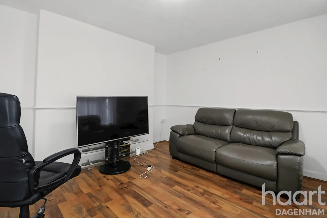 Lawrence Crescent, Dagenham, RM10, photo 3
