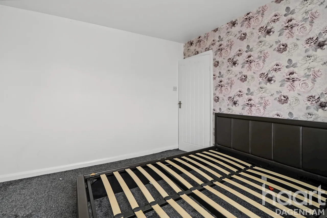 Lawrence Crescent, Dagenham, RM10, photo 17