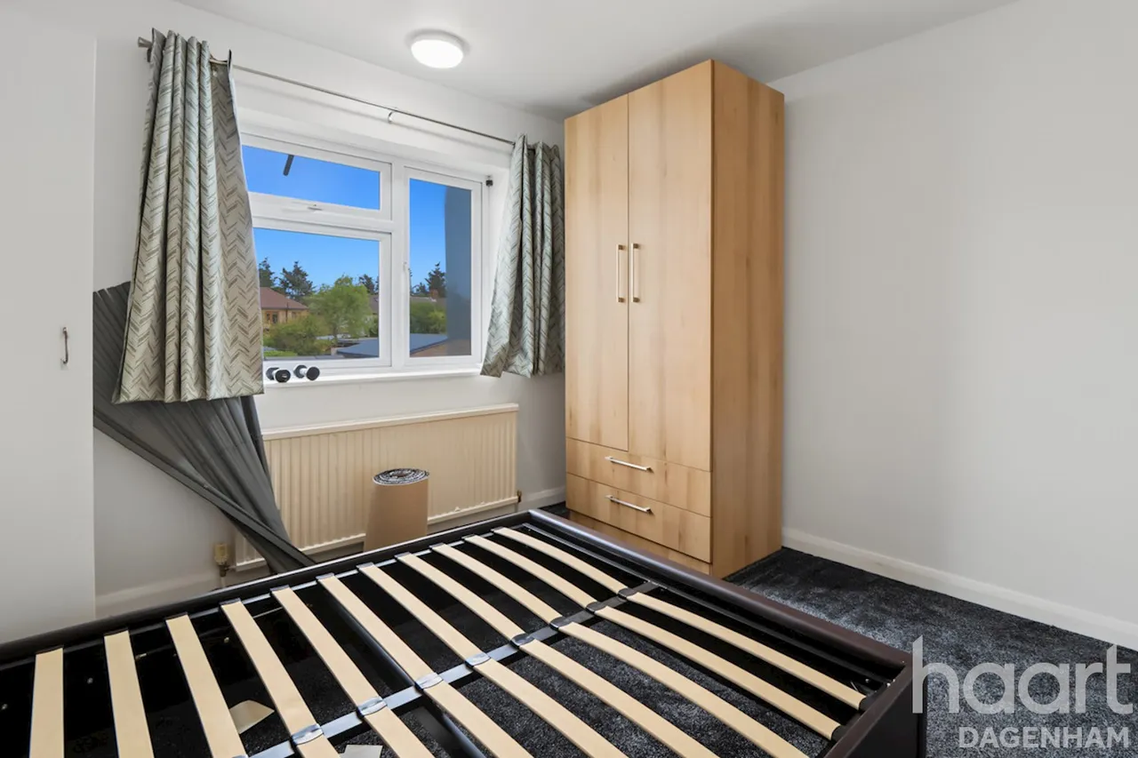 Lawrence Crescent, Dagenham, RM10, photo 16