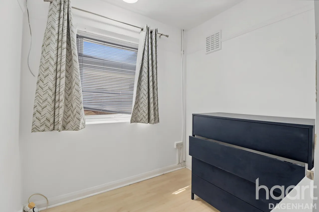 Lawrence Crescent, Dagenham, RM10, photo 18