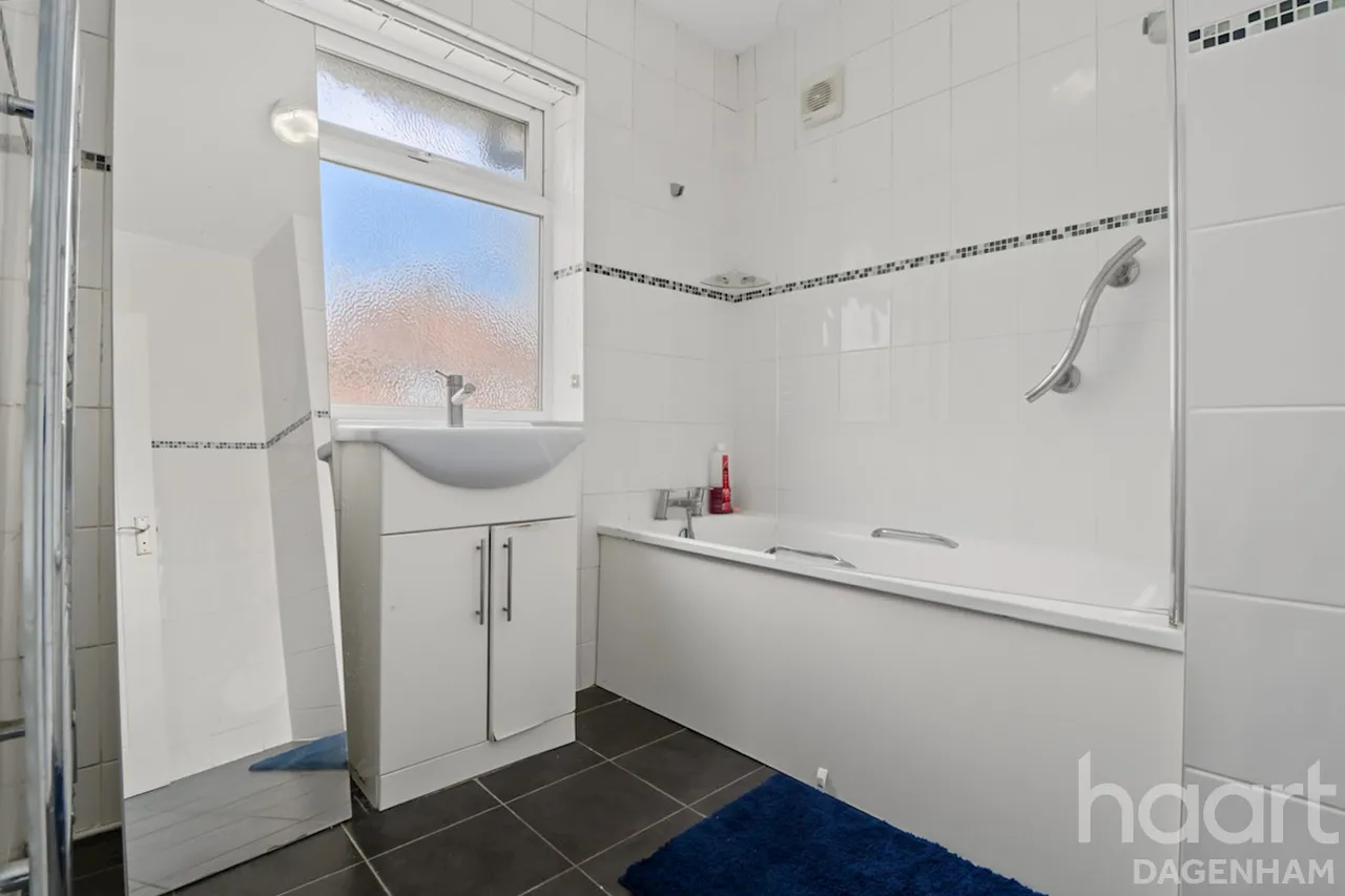 Lawrence Crescent, Dagenham, RM10, photo 20