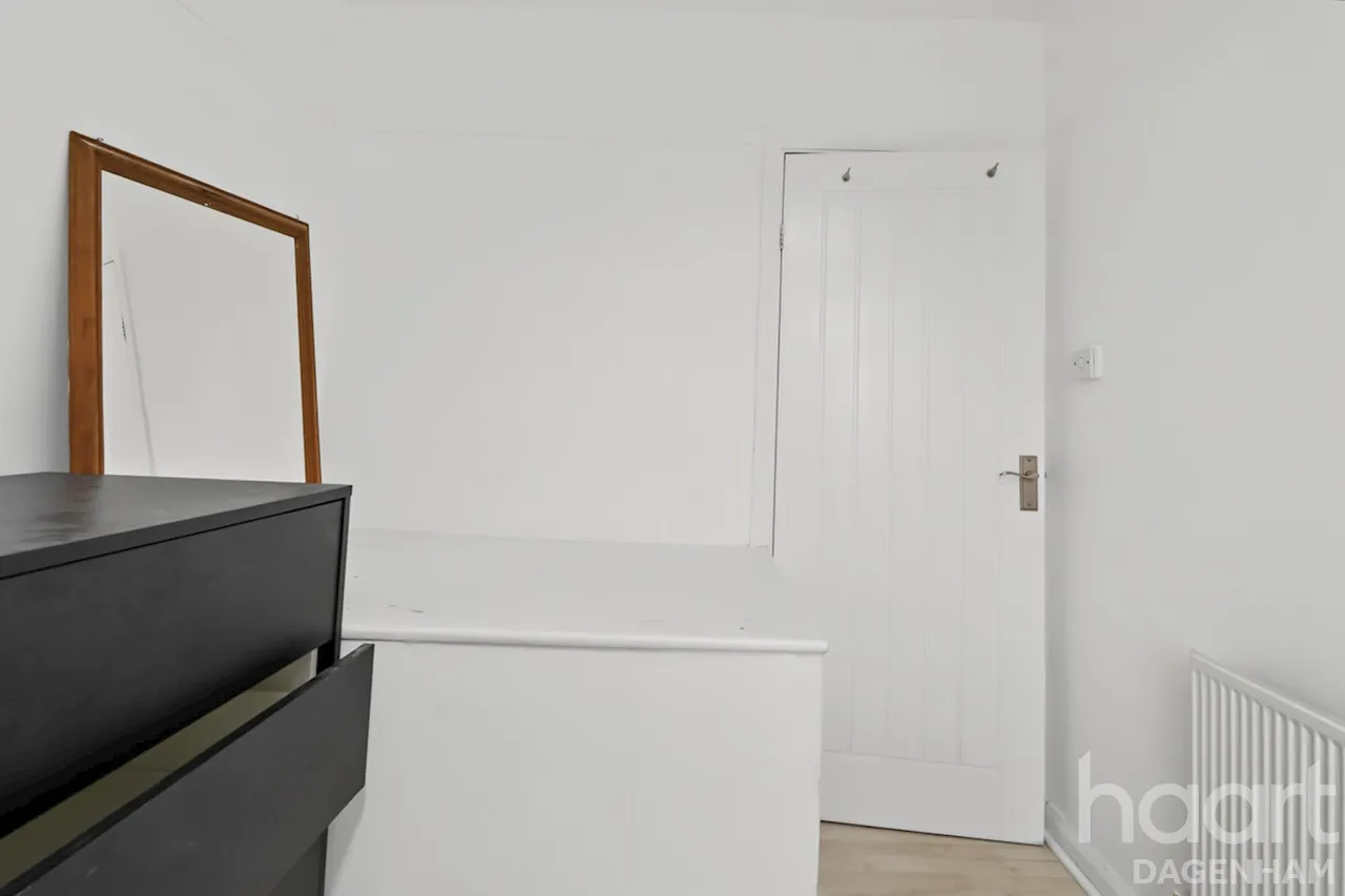 Lawrence Crescent, Dagenham, RM10, photo 19