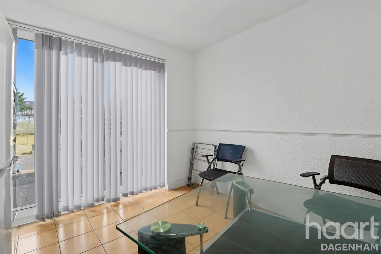 Lawrence Crescent, Dagenham, RM10, photo 9