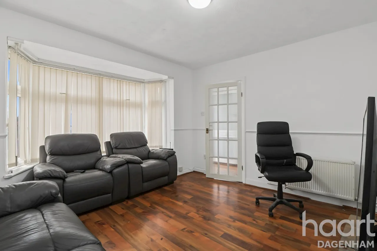 Lawrence Crescent, Dagenham, RM10, photo 4