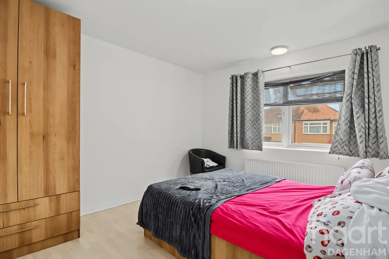 Lawrence Crescent, Dagenham, RM10, photo 14