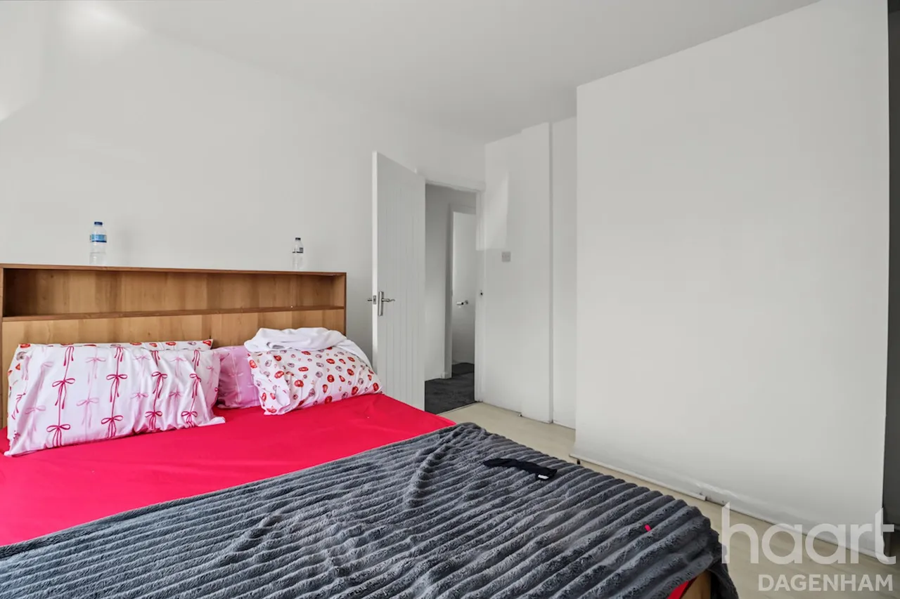 Lawrence Crescent, Dagenham, RM10, photo 15