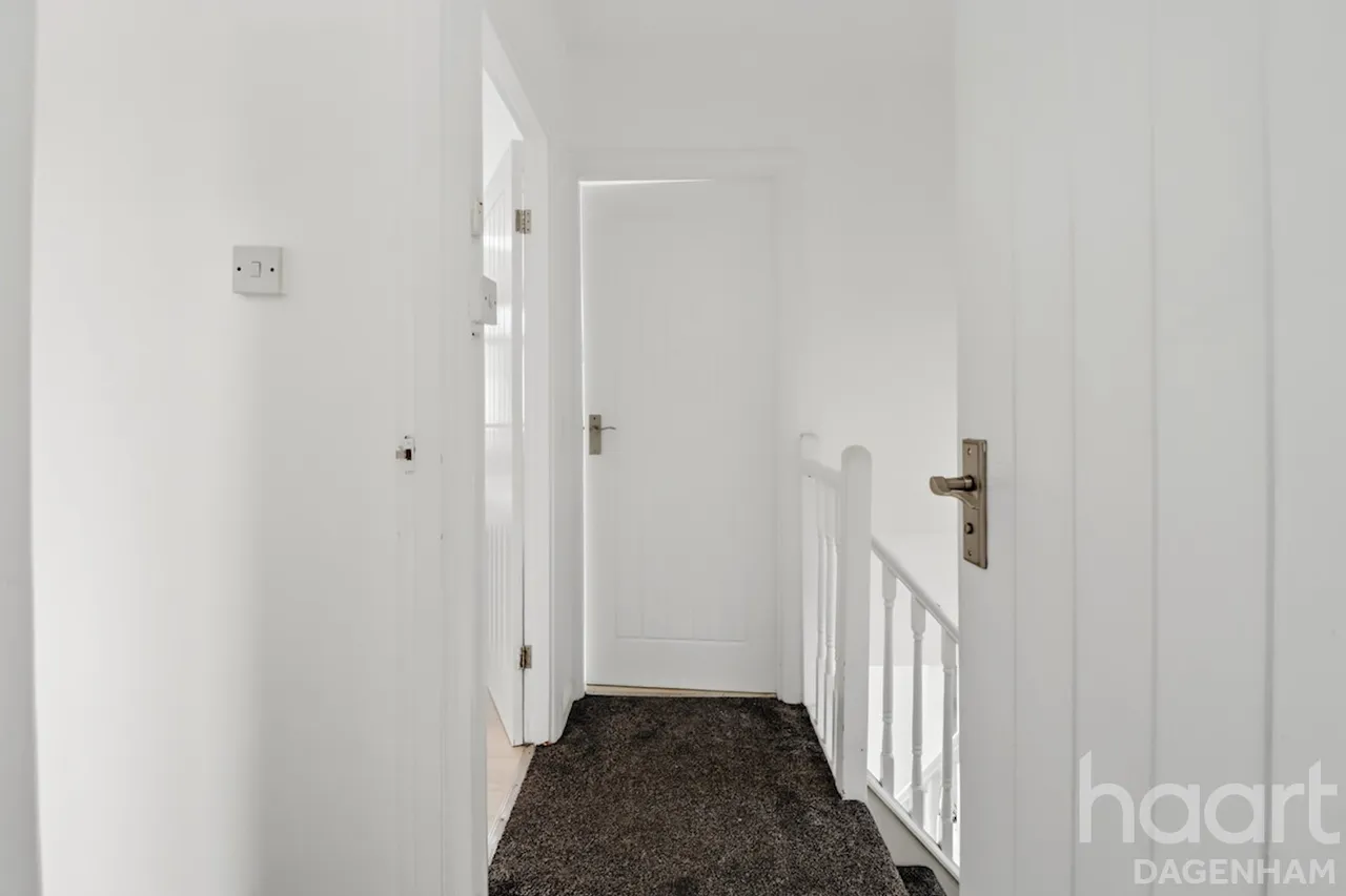 Lawrence Crescent, Dagenham, RM10, photo 13
