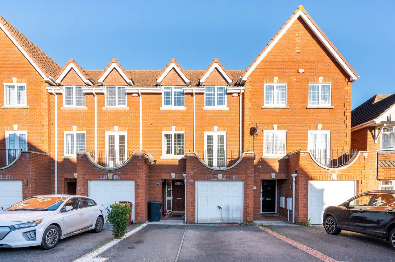 4 bed house for sale — 50 Grasholm Way, Slough