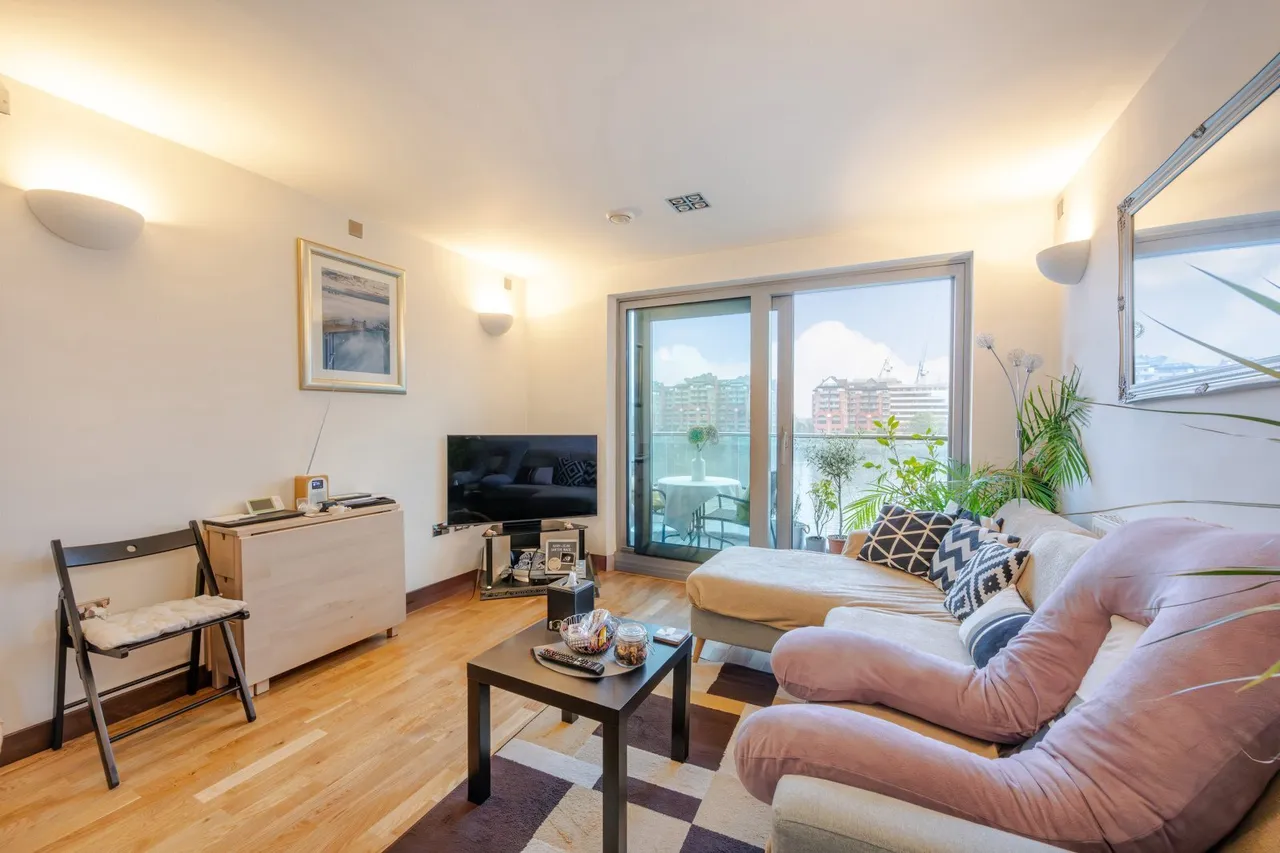 Bridges Court Road, London, SW11, photo 2