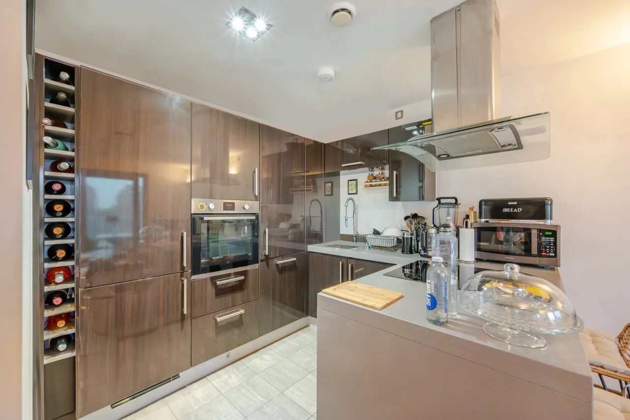 Bridges Court Road, London, SW11, photo 3