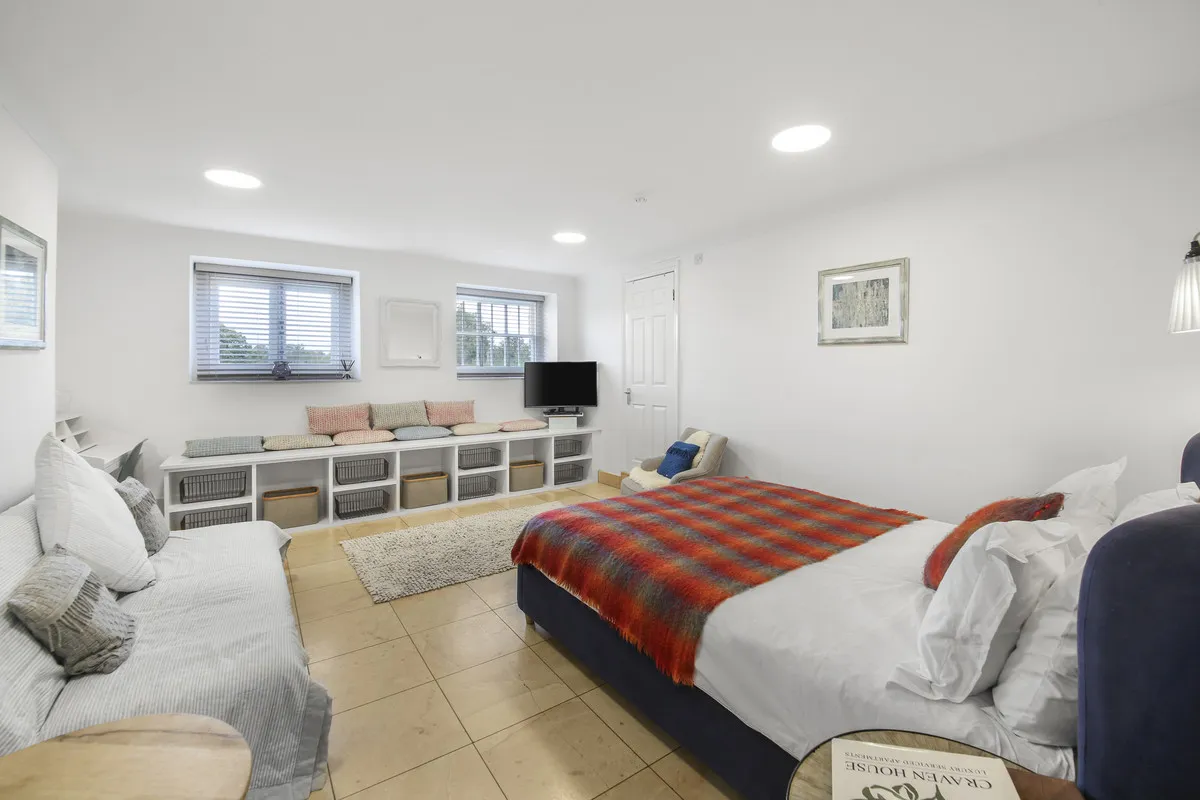 1 bed flat to rent, Hampton Court Road, KT8