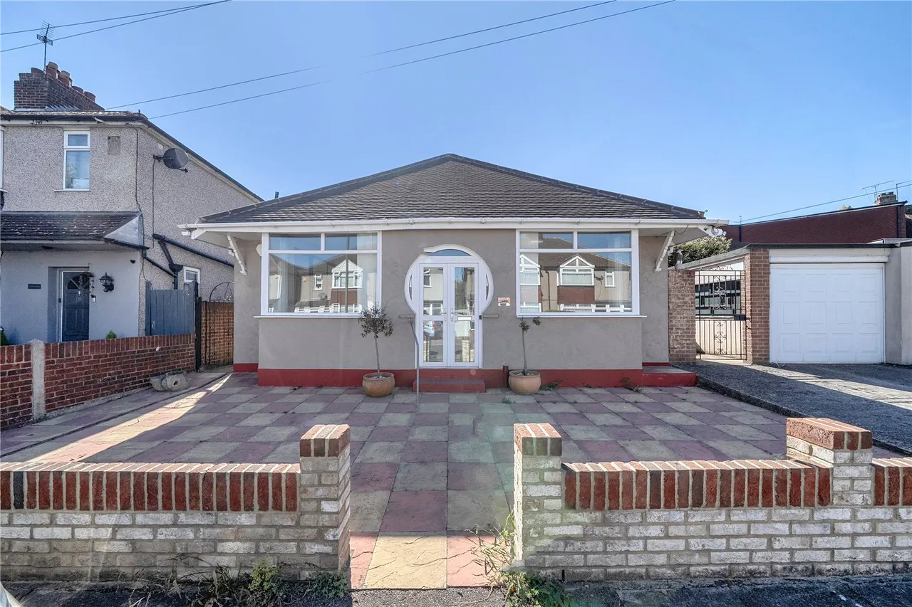 2 bed house for sale — Brentlands Drive, Dartford, DA1