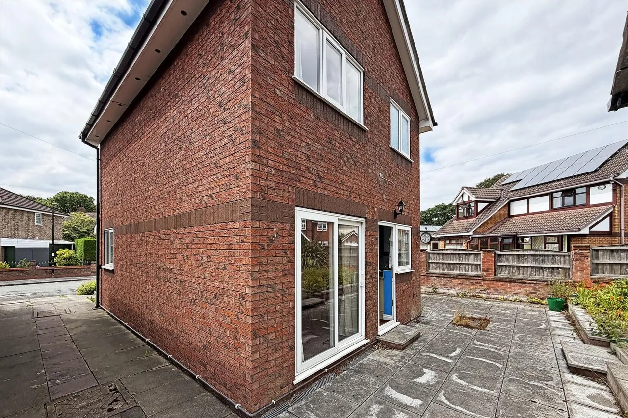 Redesmere Close, Timperley WA15 7EE, photo 20