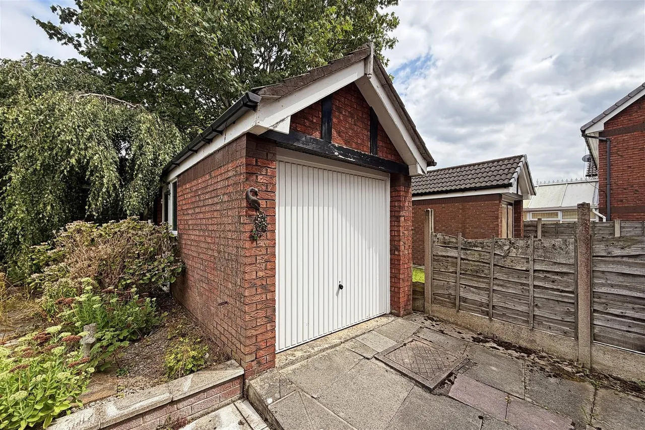 Redesmere Close, Timperley WA15 7EE, photo 19