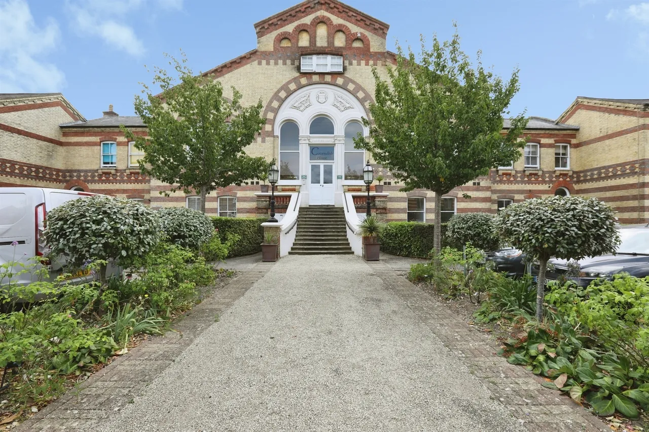 2 bed flat for sale — Southdowns Park, Haywards Heath