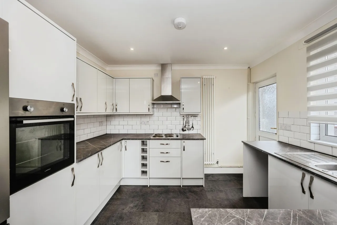 Woodside Avenue, Killay, SA2, photo 3