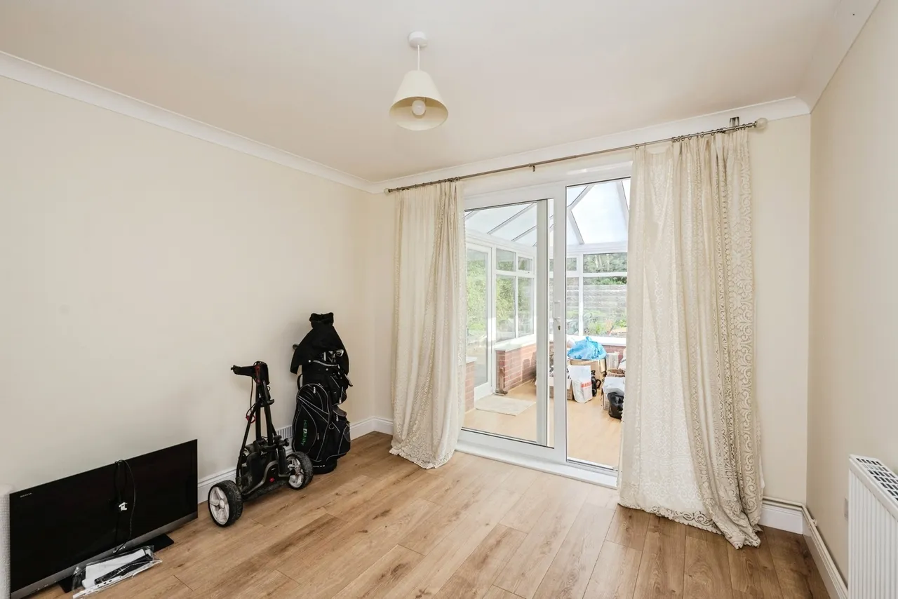 Woodside Avenue, Killay, SA2, photo 11