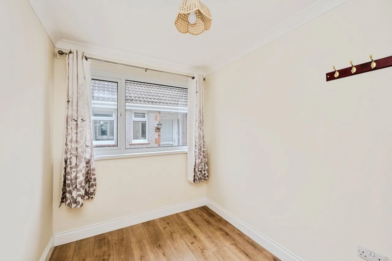 Woodside Avenue, Killay, SA2, photo 16