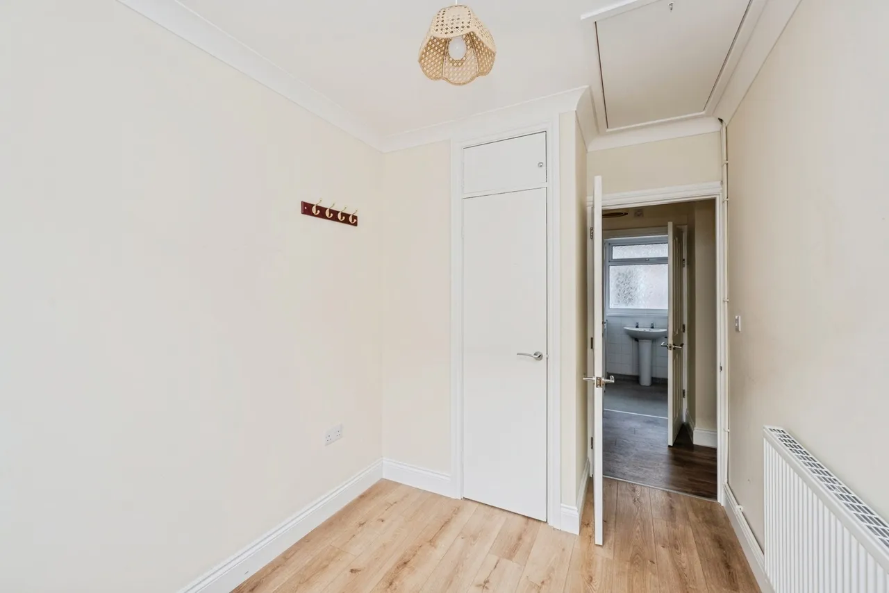Woodside Avenue, Killay, SA2, photo 17