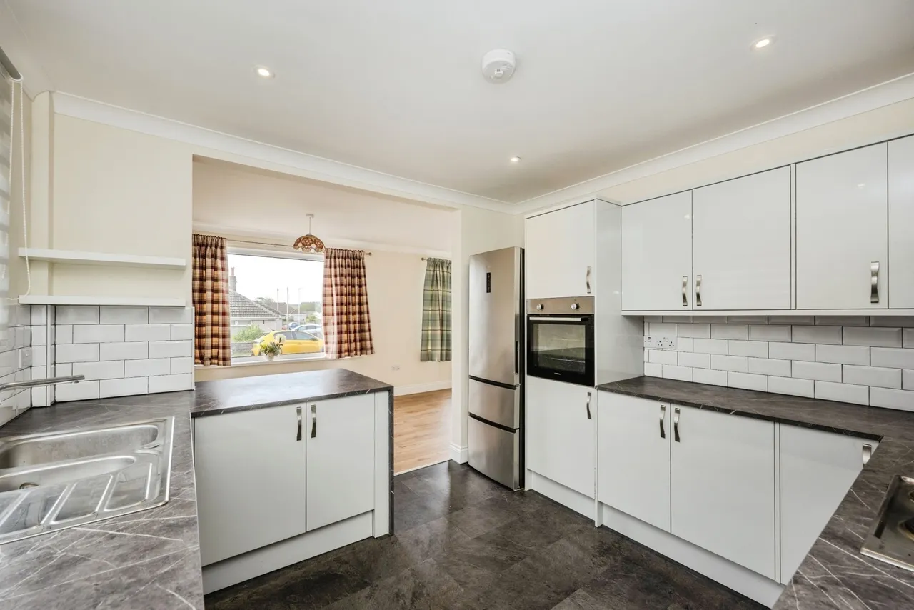 Woodside Avenue, Killay, SA2, photo 5