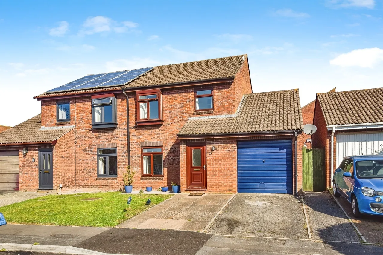 3 bed house for sale — Holly Court, Frome