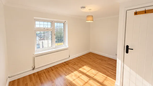 Amesbury Road, RM9, photo 11