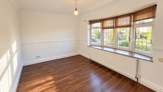 Amesbury Road, RM9, photo 5