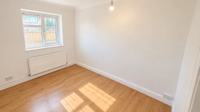 Amesbury Road, RM9, photo 13