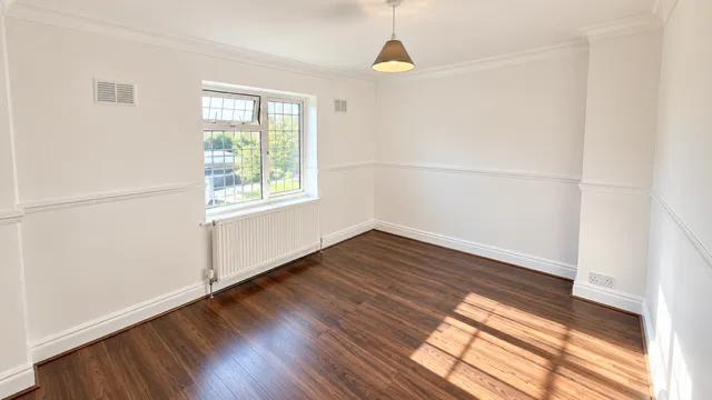 Amesbury Road, RM9, photo 10