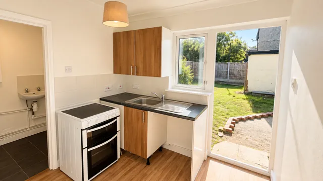 Amesbury Road, RM9, photo 7