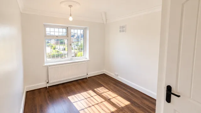 Amesbury Road, RM9, photo 12