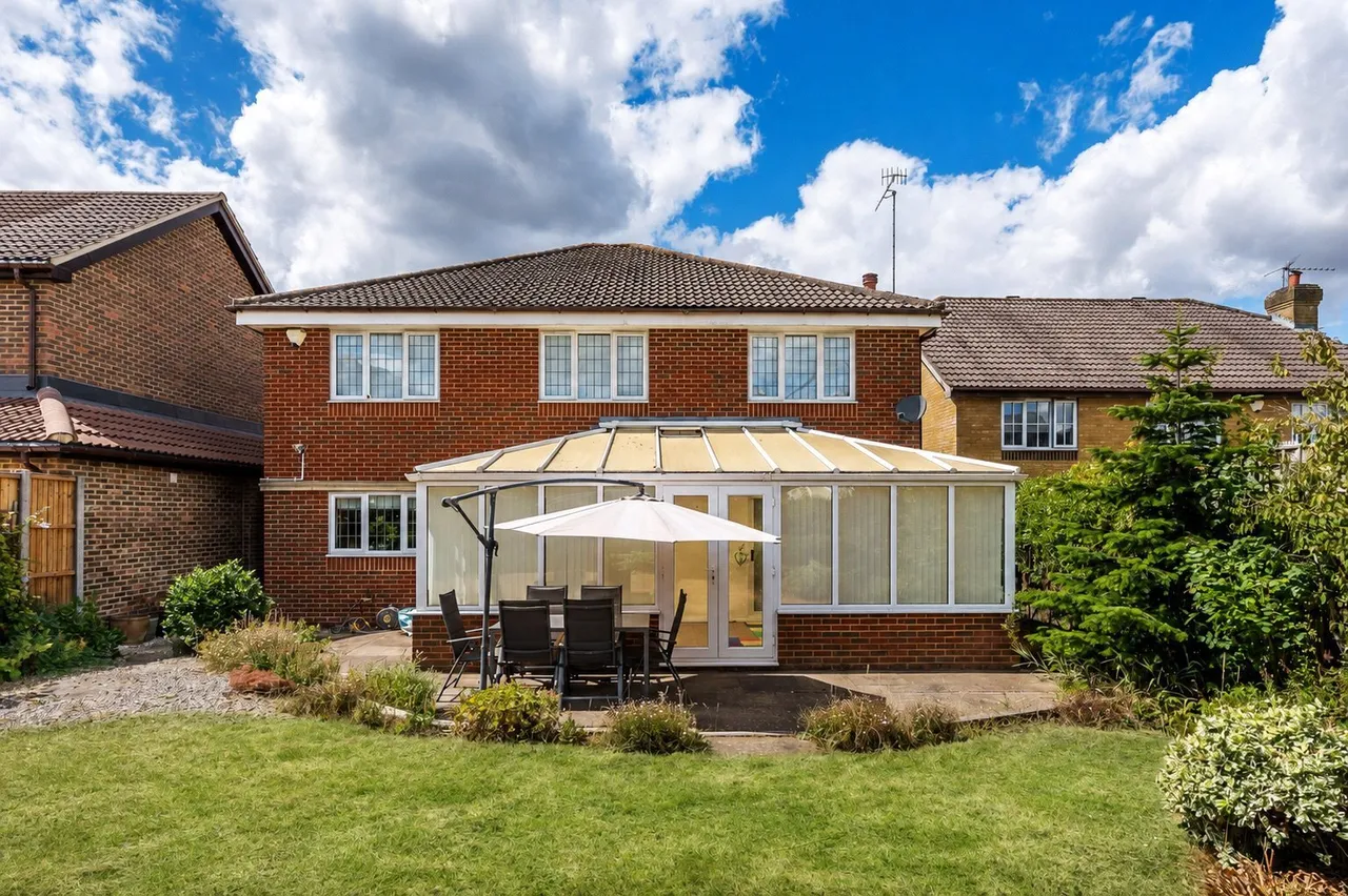 5 bed property for sale, Dumville Drive, Godstone, RH9