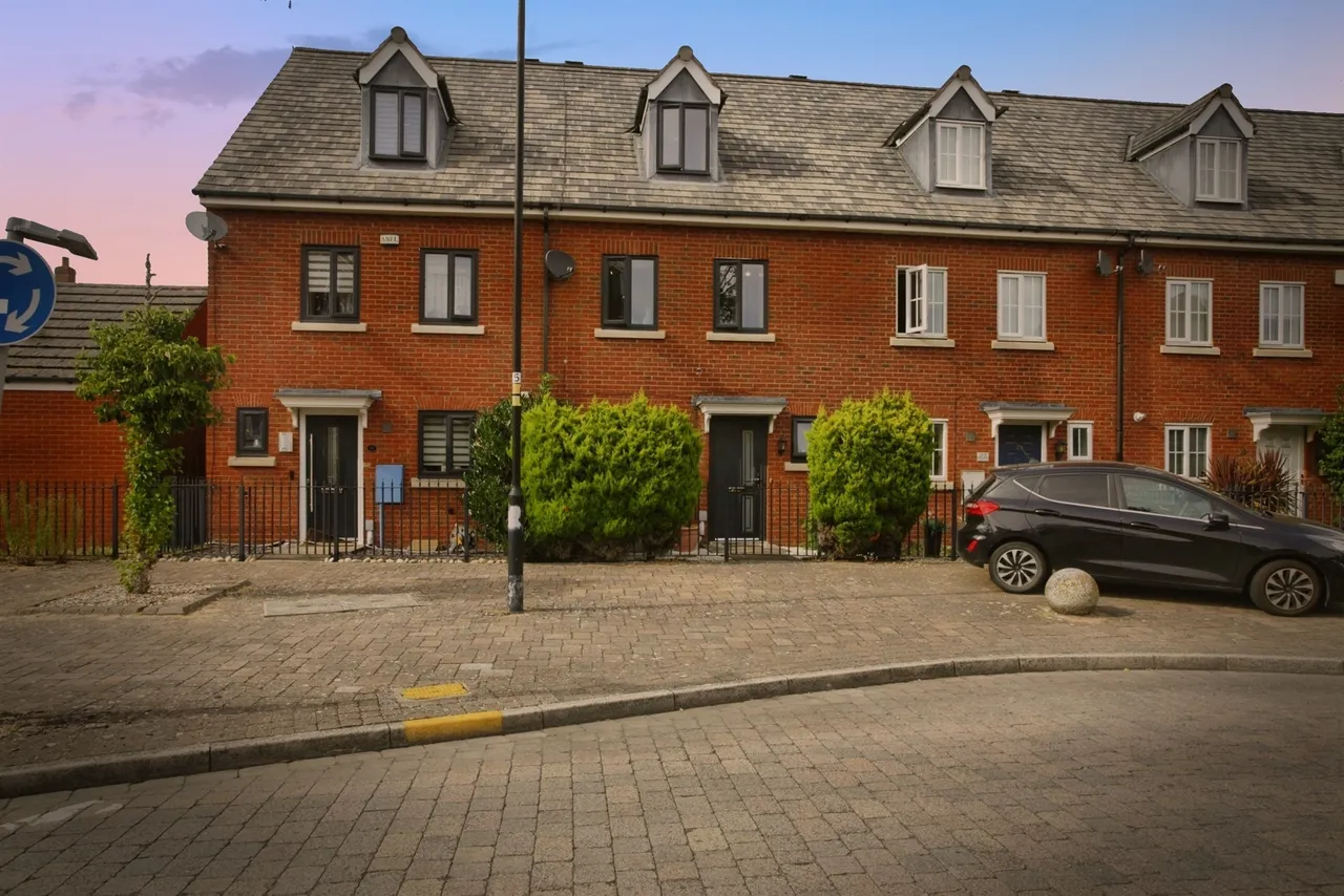 3 bed house for sale — Stonechat Road, RUGBY