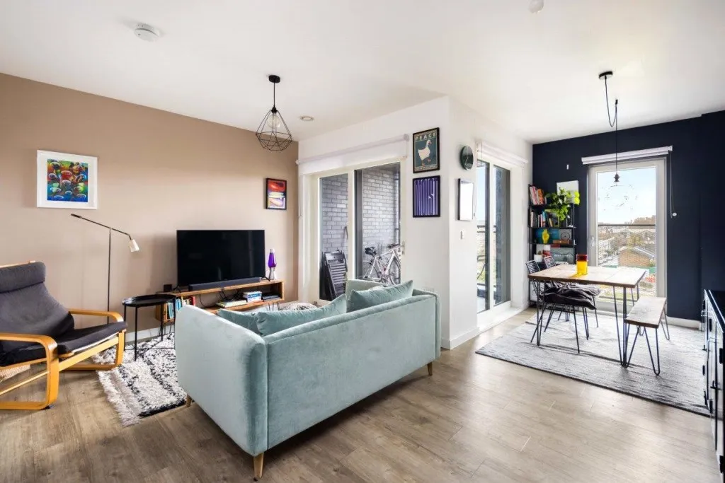 Wintergreen Court, E9, photo 2