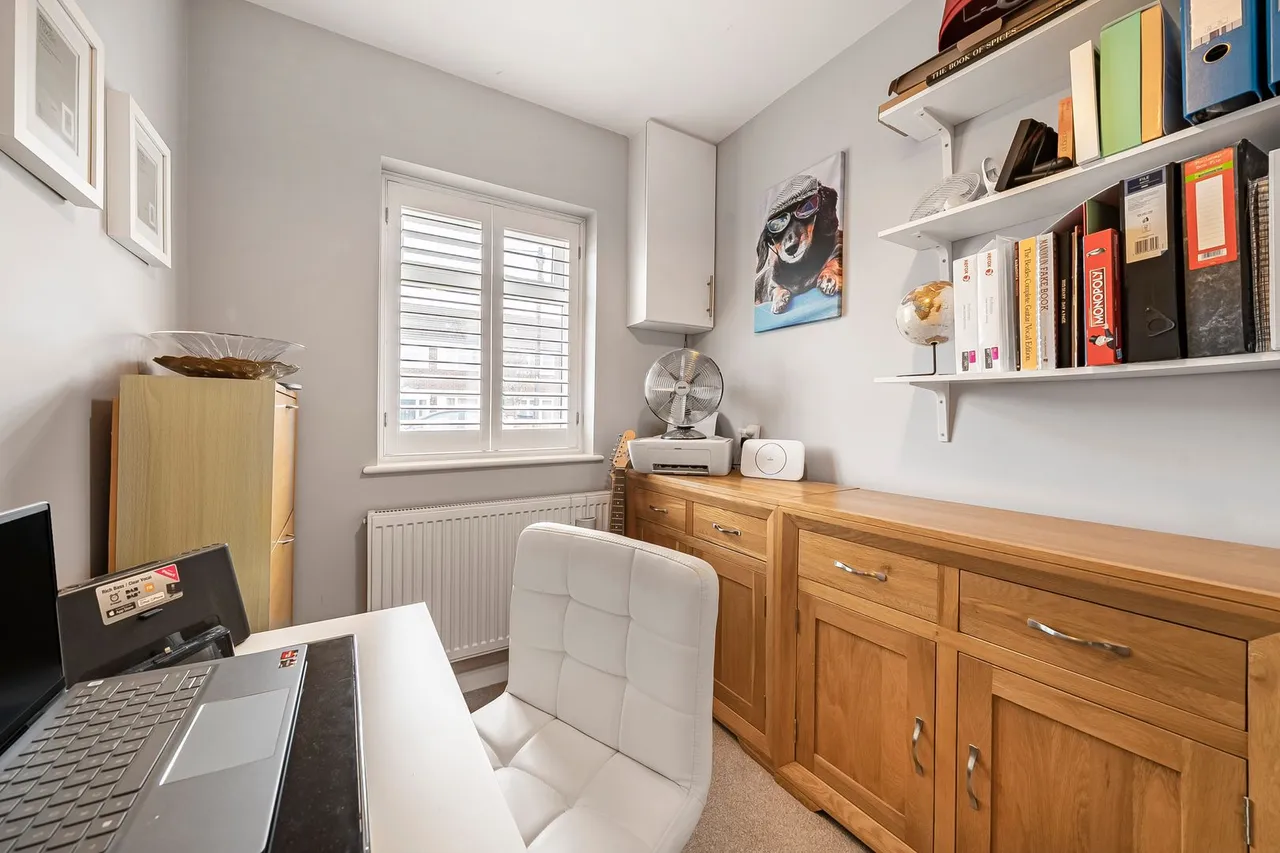Meadow Road, Ashford, TW15, photo 11