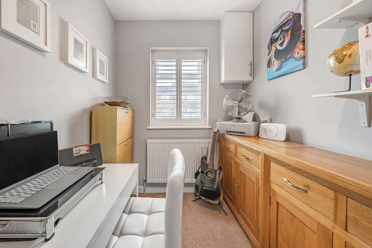 Meadow Road, Ashford, TW15, photo 12