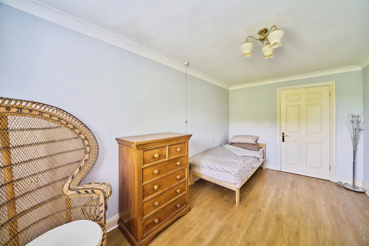Victoria Road, Buckhurst Hill, photo 12