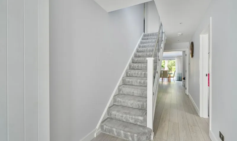 College Avenue, Epsom, KT17, photo 12
