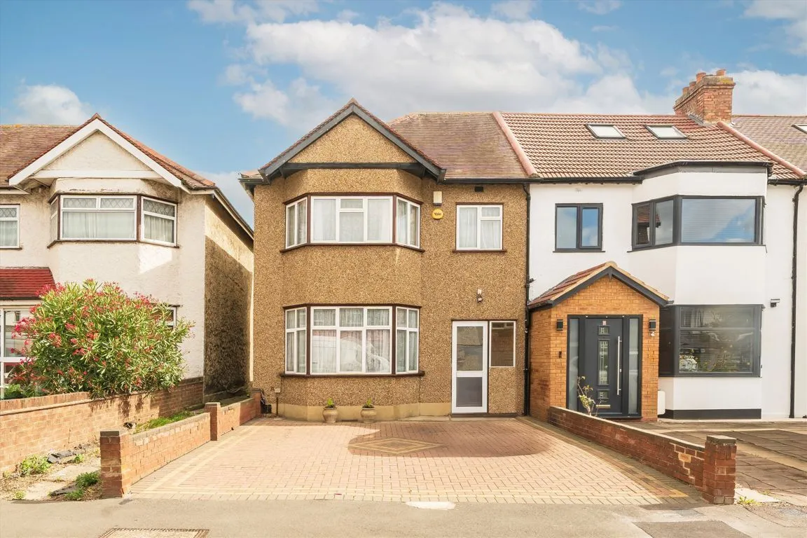 3 bed house to rent, Costons Lane, UB6