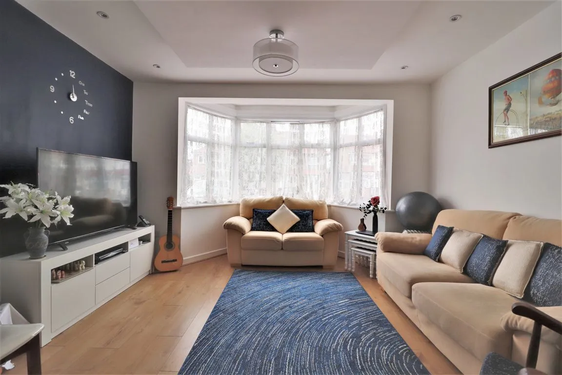 Costons Lane, UB6, photo 2