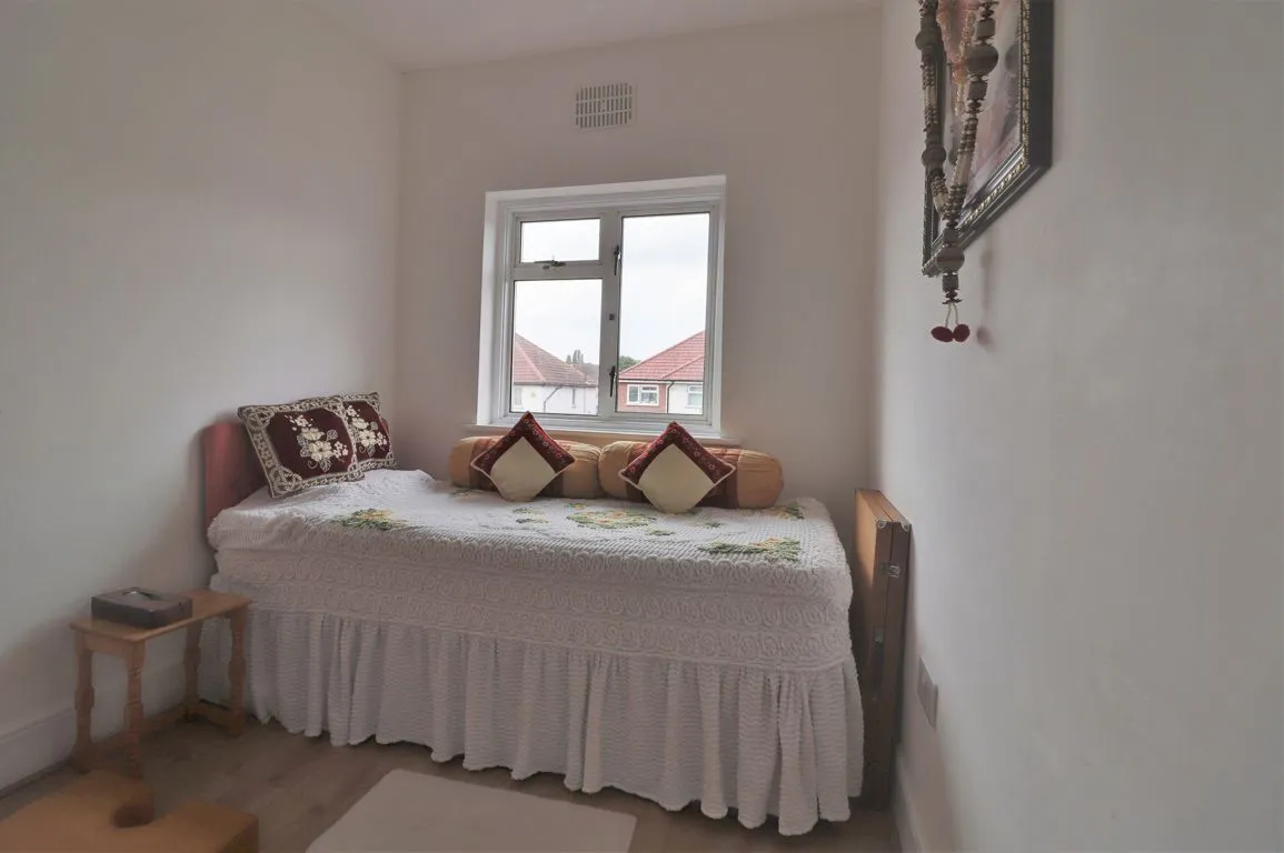Costons Lane, UB6, photo 7