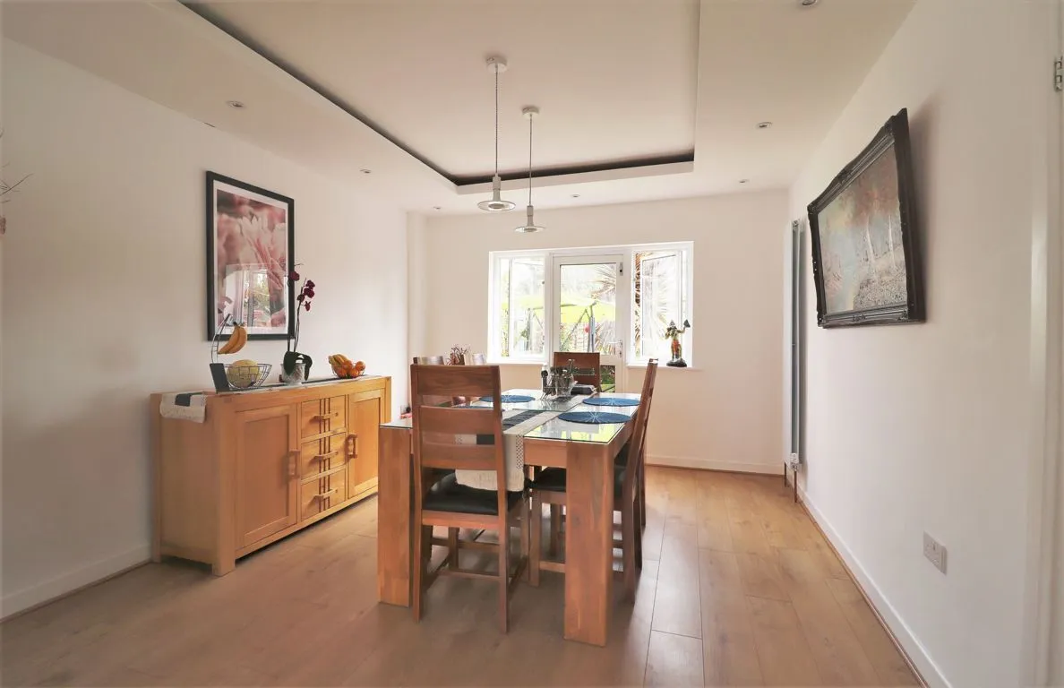 Costons Lane, UB6, photo 4