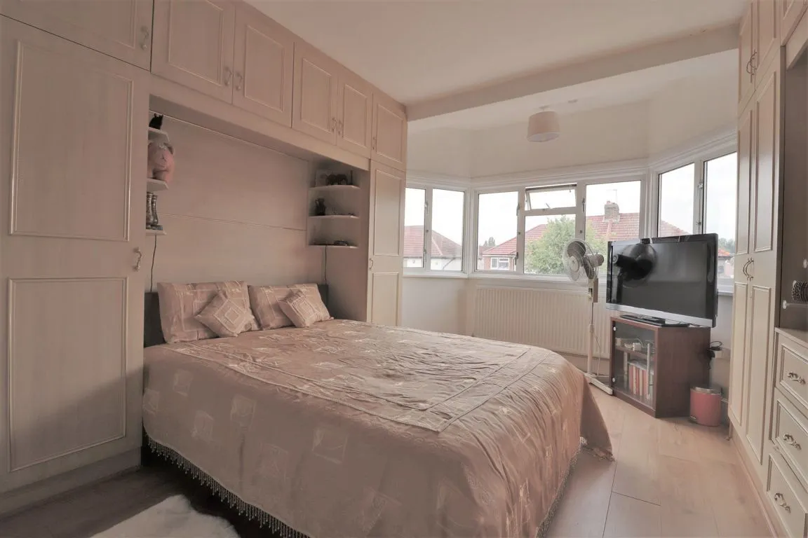 Costons Lane, UB6, photo 5