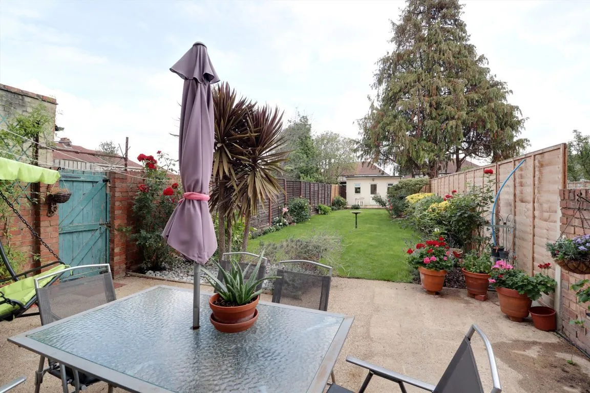 Costons Lane, UB6, photo 8